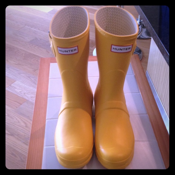 Bright yellow Hunter boots, size 9 (calf height)