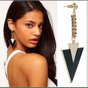 Retro black and white drop earrings