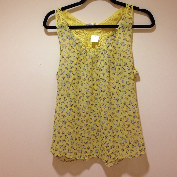 🚫SOLD ON EBAY🚫Yellow Floral Tank Top