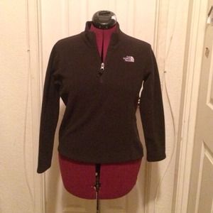 Black north face pull over