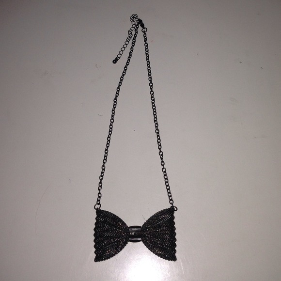 ❌SOLD IN BUNDLE❌🎀Bow necklace🎀
