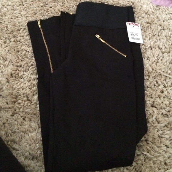 Black leggings with zip detail