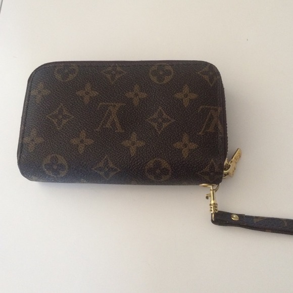 Knock off Louis Vuitton wristlet