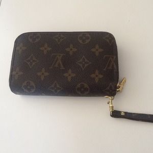 Knock off Louis Vuitton wristlet