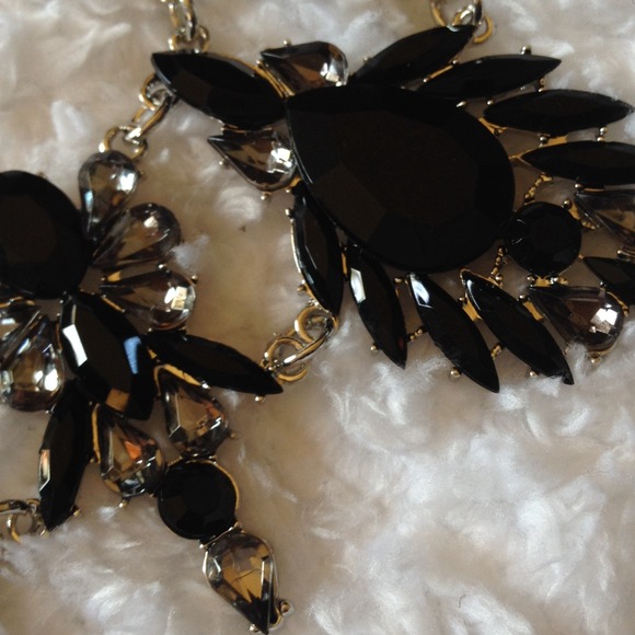 Black and Silver Statement Necklace w Earrings NWT - Picture 2 of 4