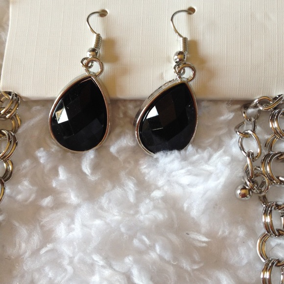 Black and Silver Statement Necklace w Earrings NWT - Picture 3 of 4