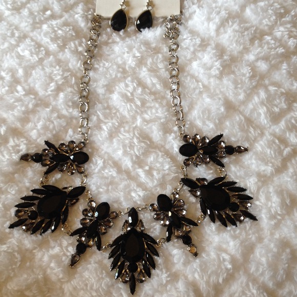 Black and Silver Statement Necklace w Earrings NWT - Picture 4 of 4