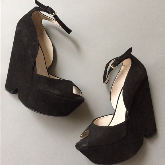 ⓏⒶⓇⒶ Suede Wedge Heels