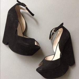 ⓏⒶⓇⒶ Suede Wedge Heels