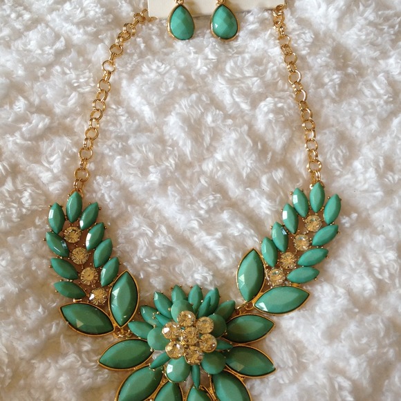 Mint & Gold Statement Necklace w Earrings NWT - Picture 4 of 4