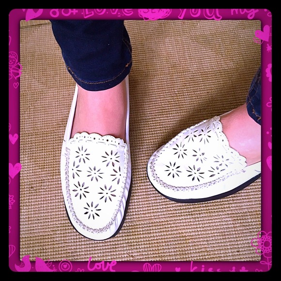 Thom McAn  Shoes - White leather flats