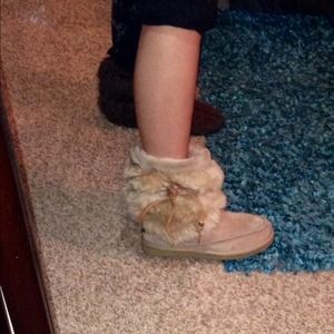 Short Tan Uggs with Fur