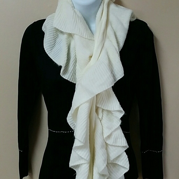 Cream ruffled scarf.