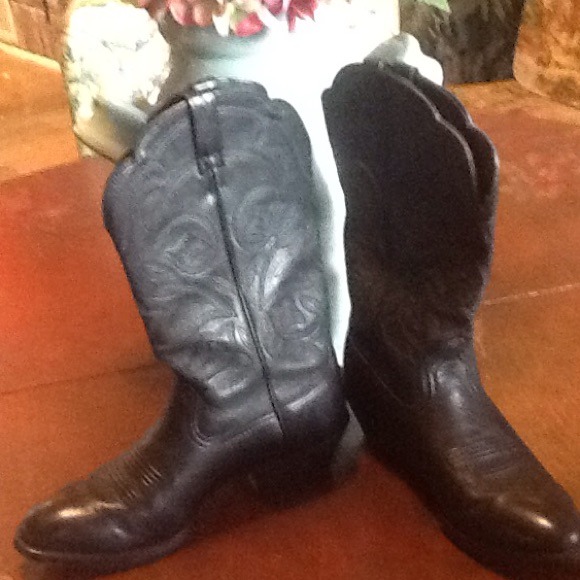 Beautiful Black Ariat Boots.