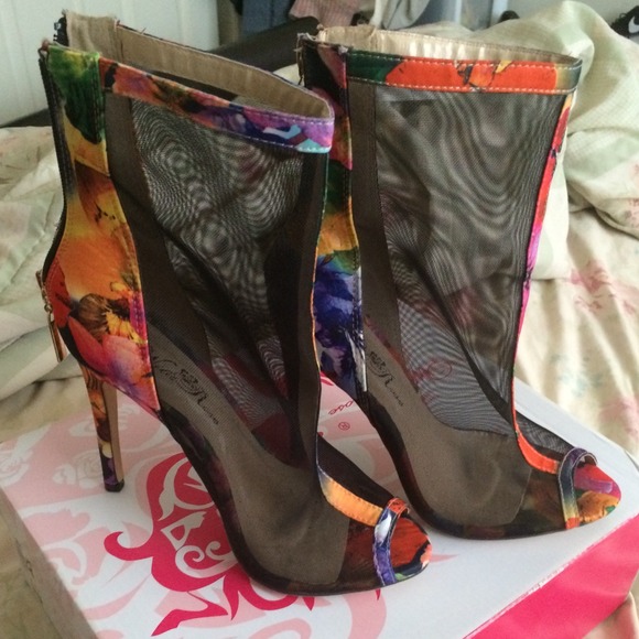 Mesh floral booties 🌸🌺🌹💐