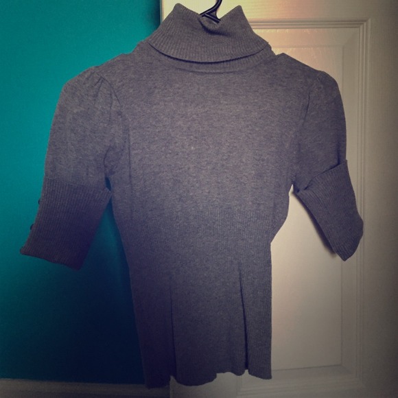 Mid sleeve grey turtleneck
