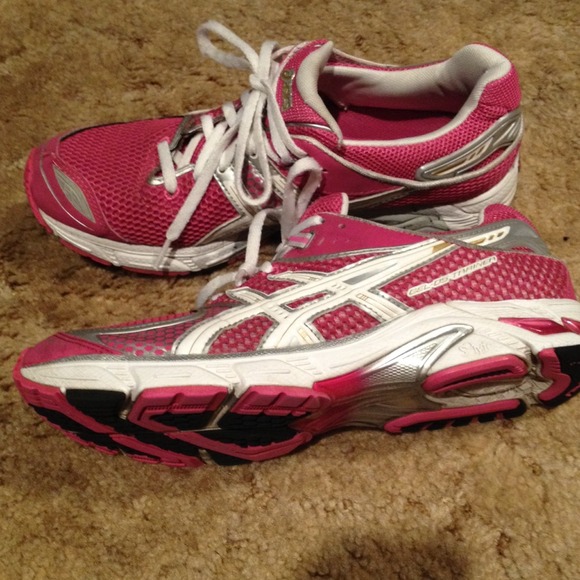 REDUCED! Asics running shoe - Picture 2 of 4