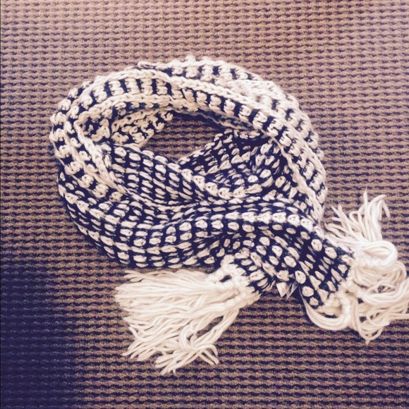 Navy/white knitted scarf
