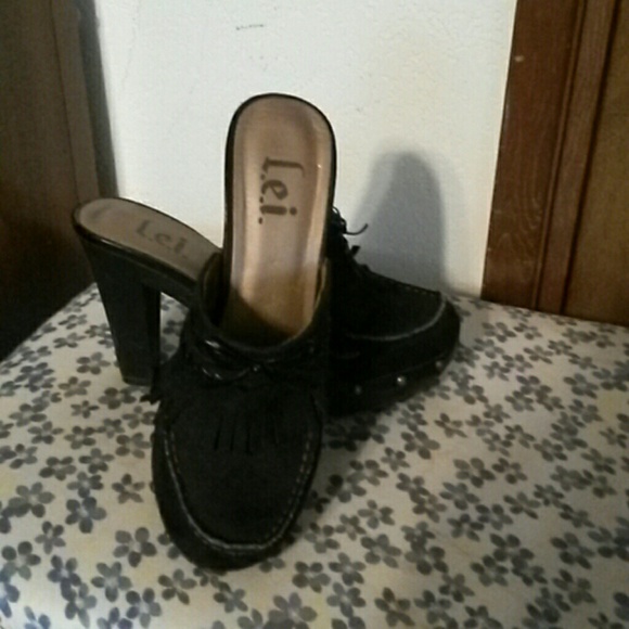 Never worn lei clogs