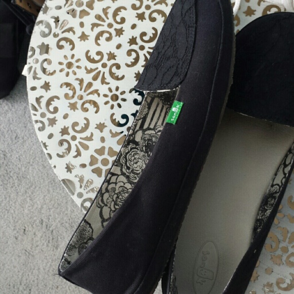 Sanuk Black Meadow slip ons size 11