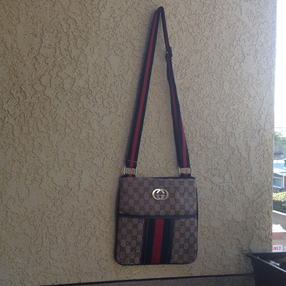 🚫SOLD🚫Gucci crossbody bag - Picture 2 of 4