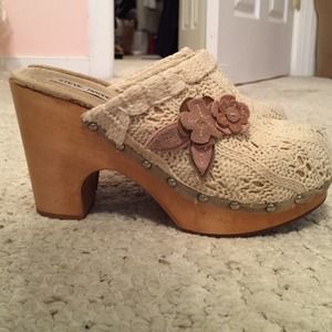 Adorable Steve Madden Knit Wooden Clogs