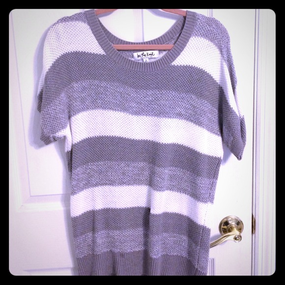 Gray and white short sleeve sweater.