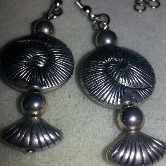 Shell silver earring - Picture 2 of 2