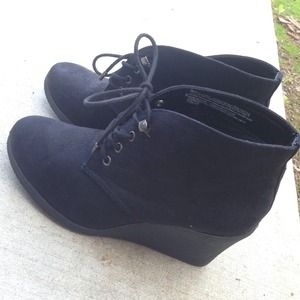 Black laced boots with a wedge