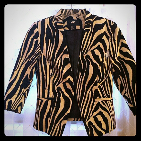 3 quarter sleeve fitted zebra blazer