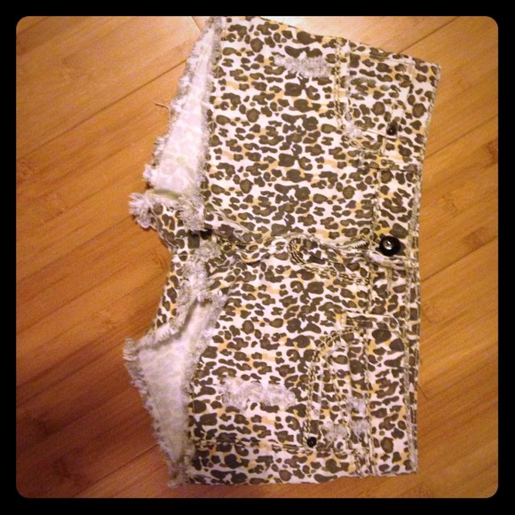 Like new des tresses cheetah shorts - Picture 1 of 4
