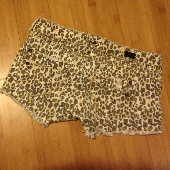 Like new des tresses cheetah shorts - Picture 2 of 4