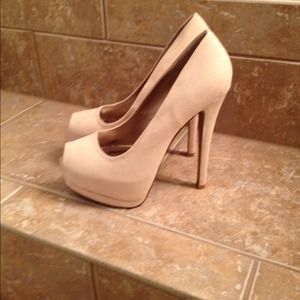 Nude peep toe pumps!