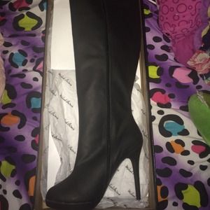MUST GO MAKE AN OFFER tall blck leather heel boot