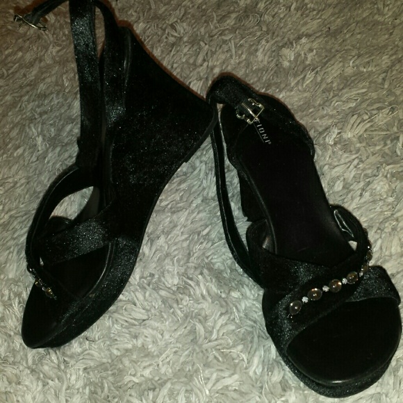 Black wedge dress pumps