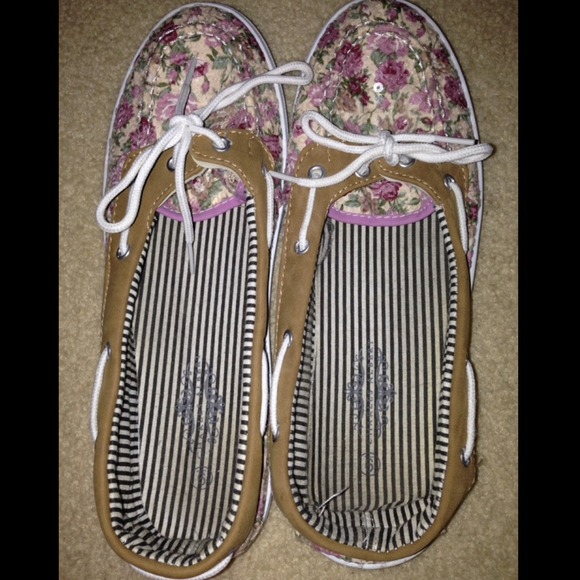 Size 9 Joyce Leslie Floral Boat Shoes