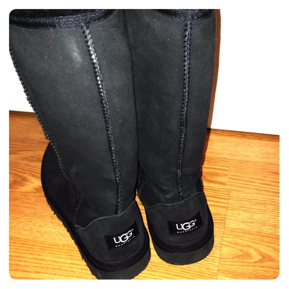 Comfortable BLACK UGGS! Woman's size 5.