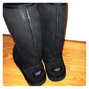 Comfortable BLACK UGGS! Woman's size 5.