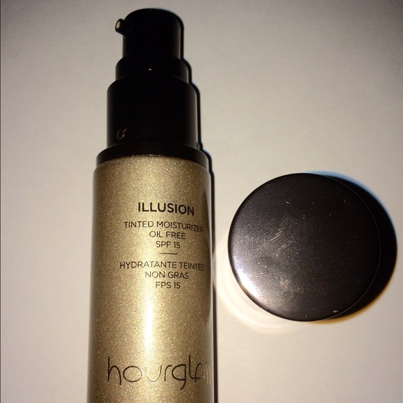 Hourglass Illusion Tinted Moisturizer in Shell - Picture 1 of 4