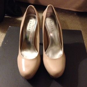 BAKERS tan 5in pumps