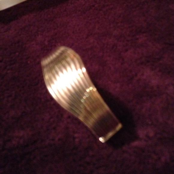 Hinged bangle