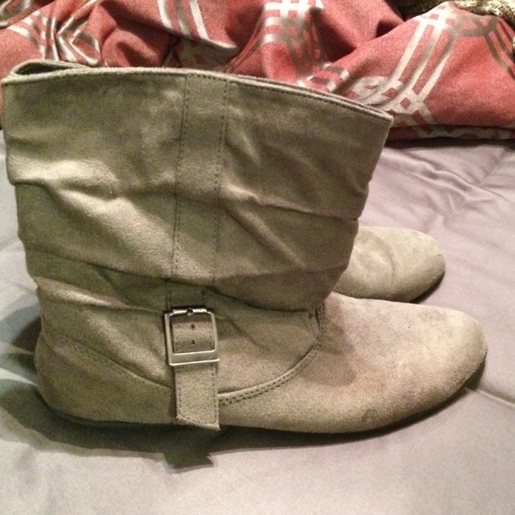 Grey short slouch boots. Size 9.