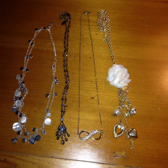❌SOLD IN BUNDLE❌4 necklaces