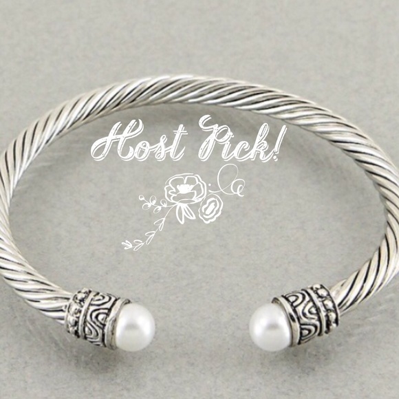 Jewelry - Antique rhodium tone faux pearl cable bracelet