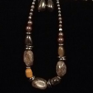 Chunky light brown short necklace with earrings