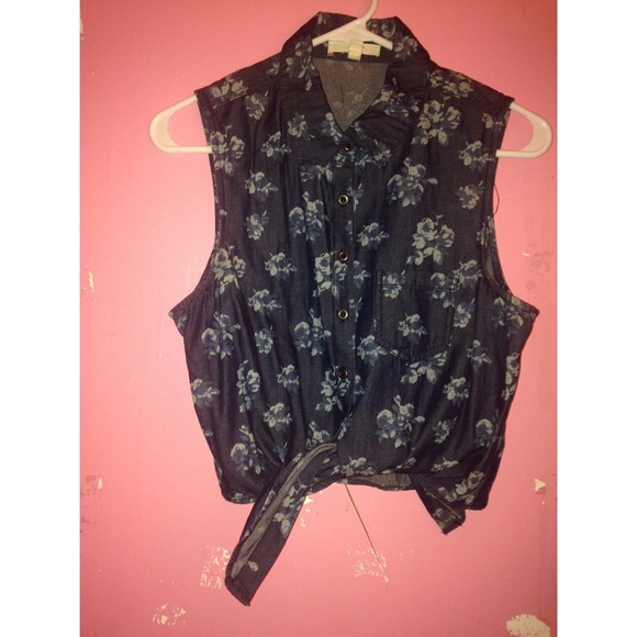 Blue Collar Cropped Shirt With Flowers