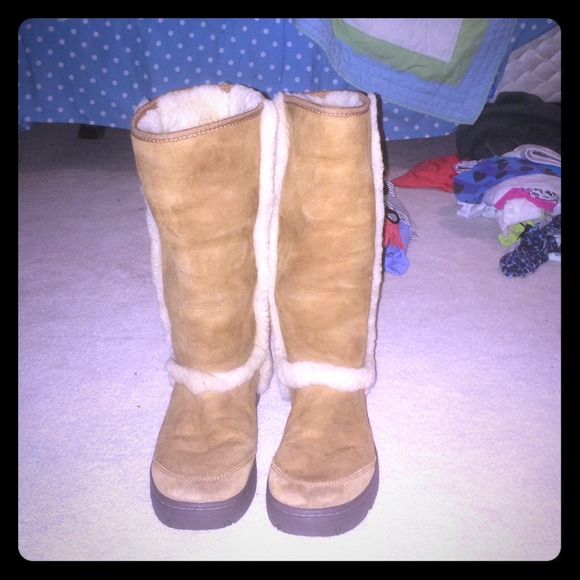 Tan ugg boots HOLDING