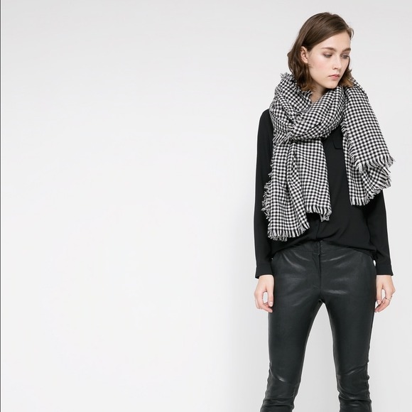 Sale houndstooth knit scarf with frayed edges.