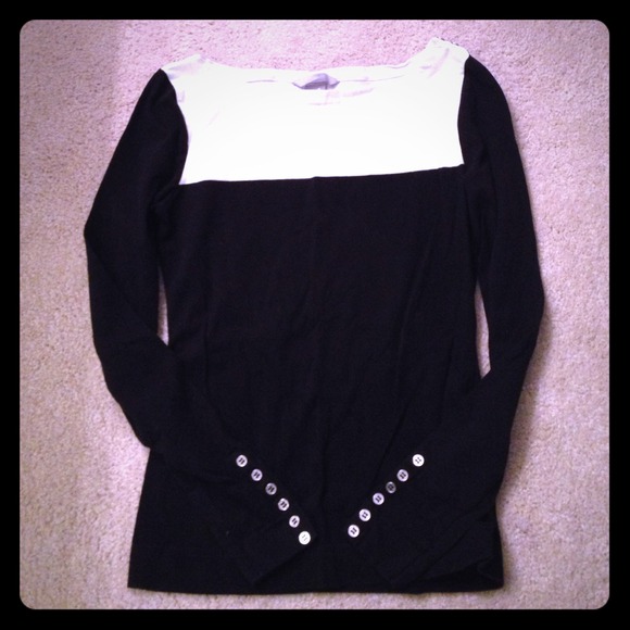 Long sleeve black and white top
