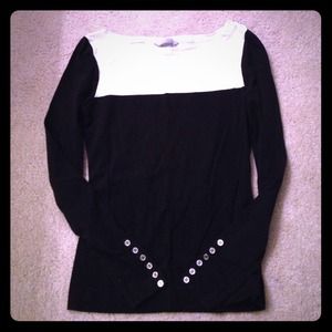 Long sleeve black and white top